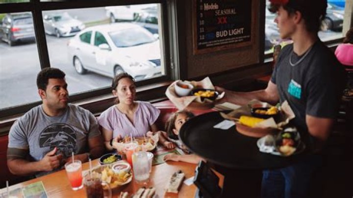 Can a minor drink at a restaurant with parents in Texas?