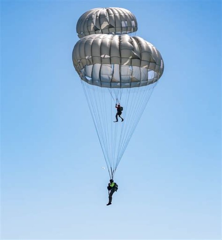 Do Marine parachute riggers jump?
