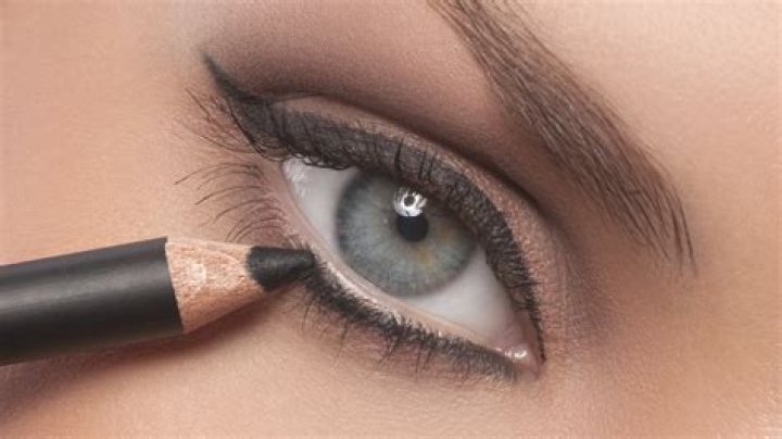 Should you put eyeliner on lower lid?